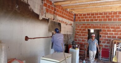 Reconstrucción de viviendas incendiadas.