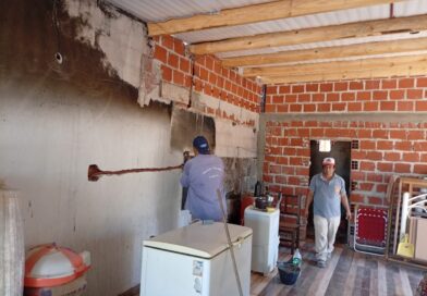 Reconstrucción de viviendas incendiadas.